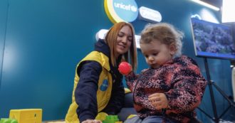 Copertina di L’assistenza ai bambini sotto le bombe, l’area gioco di Unicef nella stazione centrale di Kiev: “Cerchiamo di donare normalità”