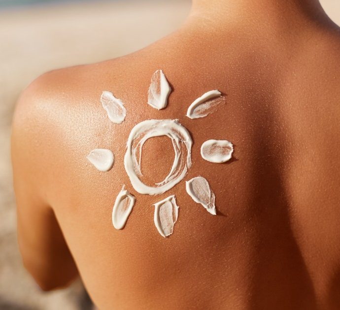 Creme solari, quali sono le migliori per proteggere la pelle e abbronzarsi in sicurezza? Ecco la classifica di Altroconsumo
