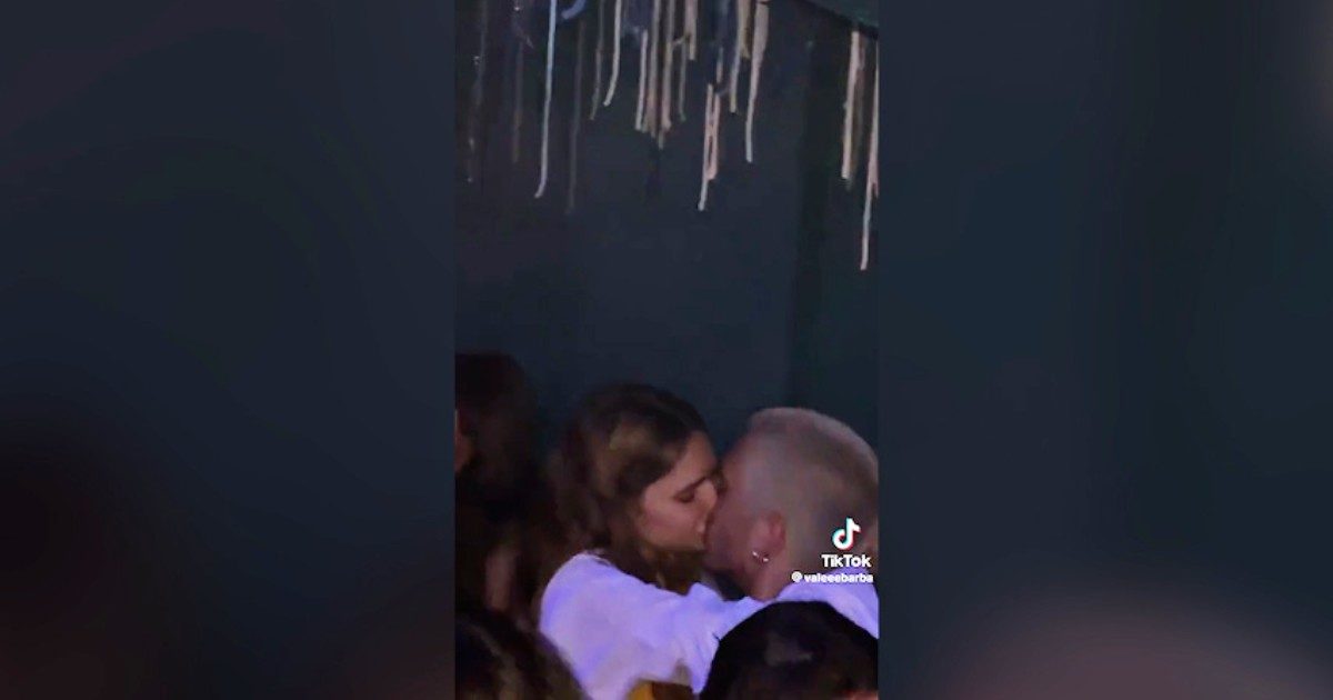 Damiano David e Martina Taglienti paparazzati insieme a cena la sera prima del bacio in discoteca