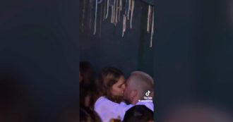 Copertina di Damiano David e Martina Taglienti paparazzati insieme a cena la sera prima del bacio in discoteca