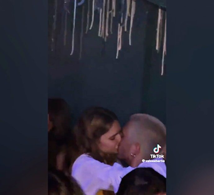 Damiano David e Martina Taglienti paparazzati insieme a cena la sera prima del bacio in discoteca