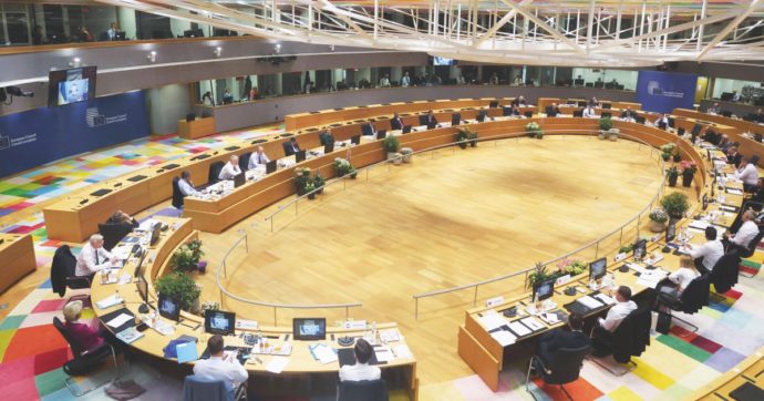 Ucraina, l’Ue (senza l’Ungheria): “Pronti a garanzie di sicurezza. Non c’è pace senza Kiev”. Orban: “Non date istruzioni dalla panchina”