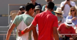 Copertina di Roland Garros, i crampi fermano Alcaraz: Djokovic in finale e a un passo dalla storia. A sfidarlo c’è Ruud