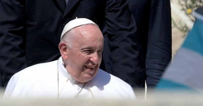 Papa Francesco migliora: “Ha ripreso anche a lavorare”