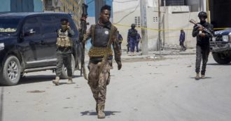 Copertina di Mogadiscio, 9 morti in un attacco terroristico in hotel: miliziani di Al-Shabaab rivendicano