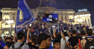 Copertina di L’Inter perde, ma in Duomo i tifosi fanno festa: cori e fumogeni nonostante la sconfitta col Manchester City