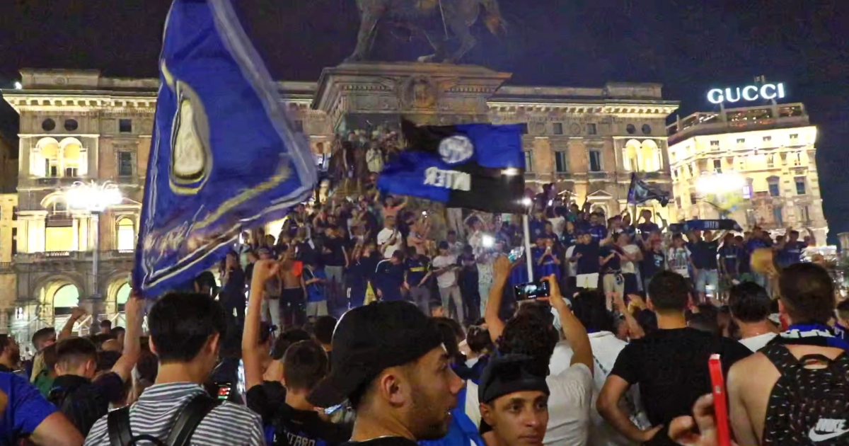 L’Inter perde, ma in Duomo i tifosi fanno festa: cori e fumogeni nonostante la sconfitta col Manchester City