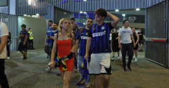 Copertina di “Abbiamo meritato il pareggio”: la delusione dei tifosi dell’Inter che lasciano San Siro dopo la sconfitta contro il Manchester City