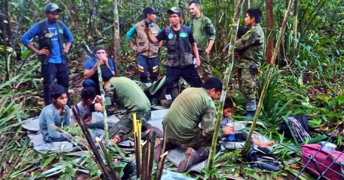 Quattro bambini trovati vivi nella foresta colombiana: sono sopravvissuti da soli per 40 giorni dopo l’incidente aereo