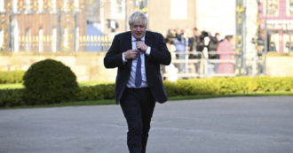 Copertina di Boris Johnson abbandona a sorpresa il seggio al parlamento e mette nei guai il governo del collega Sunak