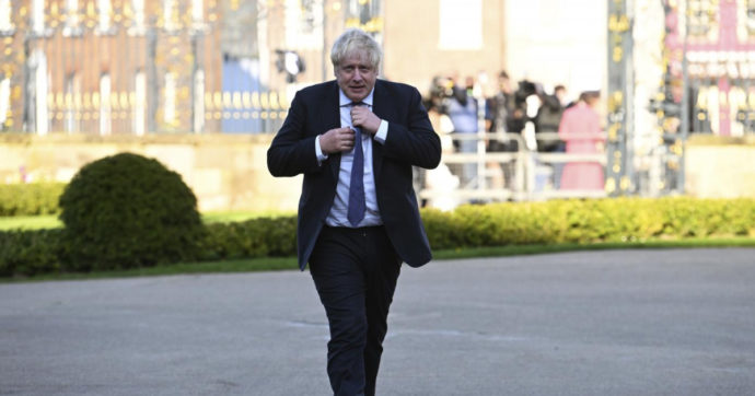 Boris Johnson abbandona a sorpresa il seggio al parlamento e mette nei guai il governo del collega Sunak