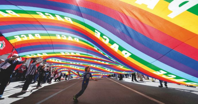 “Triste che il popolo pacifista abbia paura di parlare”. Chomsky, Sachs, i giovani attivisti, le ong: l’internazionale pacifista ora c’è