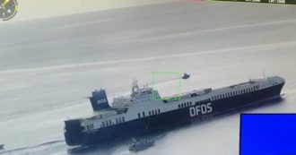 Copertina di Nave turca, le immagini del cargo riprese dall’alto durante l’operazione della Marina