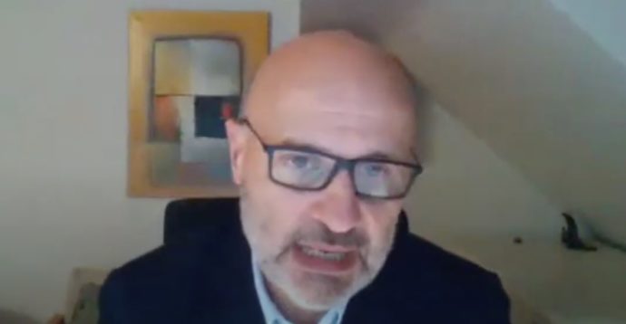 “Gran maleducati, almeno c’è della bella figa”. La gaffe sessista del giurista Domenicucci al corso per magistrati. Fine della collaborazione