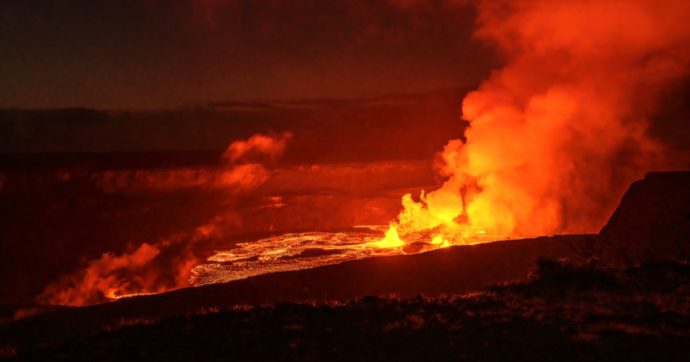Si risveglia il vulcano Kilauea, uno dei più attivi delle Hawaii: le immagini dell’eruzione