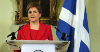 Copertina di Arrestata e poi rilasciata l’ex premier della Scozia Nicola Sturgeon. Indagini sulla sottrazione dei fondi del partito