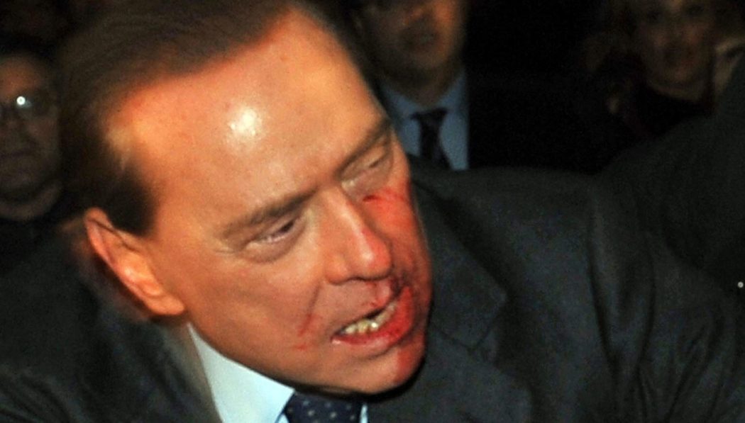 In piazza Duomo, a Milano, Berlusconi viene colpito da una statuetta lanciata da Massimo Tartaglia