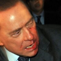 In piazza Duomo, a Milano, Berlusconi viene colpito da una statuetta lanciata da Massimo Tartaglia