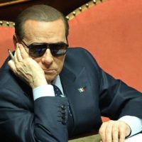 Dopo essersi sottoposto a un’operazione per un’uveite, Berlusconi si presenta in aula con gli occhiali da sole