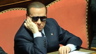 Copertina di Silvio “il giorno dopo ti abbiamo celebrato facendo tanti giochi, i tuoi preferiti… Abbiamo urlato tutta la notte”: Berlusconi ricordato nel necrologio di Luca Guadagnino