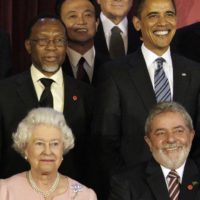 “Mr. Obamaaaaaa….”. Ancora una foto di gruppo, questa volta nel Regno Unito, mentre tutti si mettono in posa, lui cerca di attrarre l’attenzione del presidente Usa e la Regina Elisabetta si indispettisce