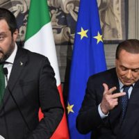 Uno dei suoi ultimi “colpi di teatro”, durante le consultazioni al Quirinale: fa la conta mentre parla Salvini, per rubargli la scena