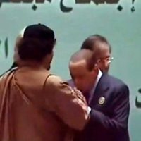 Nel 2010, durante una conferenza Libia-Italia, il presidente del Consiglio bacia le mani al dittatore libico