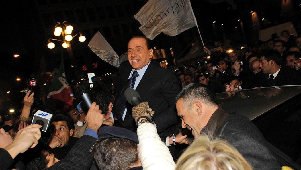 Circondato dalla folla in piazza San Babila a Milano, il 18 novembre 2007. Il discorso del predellino, con cui Berlusconi annuncia che è ora di dar vita a un partito unico. Fini va su tutte le furie: “Siamo alle comiche finali “, commenta il leader di An ANSA/GIUSEPPE ARESU
