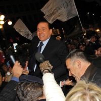 Circondato dalla folla in piazza San Babila a Milano, il 18 novembre 2007. Il discorso del predellino, con cui Berlusconi annuncia che è ora di dar vita a un partito unico. Fini va su tutte le furie: “Siamo alle comiche finali “, commenta il leader di An ANSA/GIUSEPPE ARESU