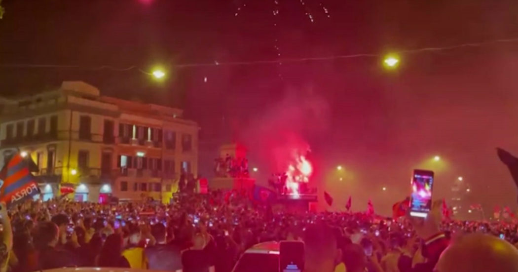Cagliari promosso in Seria A, esplode la festa in città: fumogeni, cori e traffico in tilt