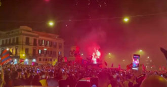 Copertina di Cagliari promosso in Seria A, esplode la festa in città: fumogeni, cori e traffico in tilt