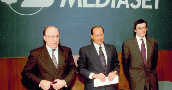 Berlusconi, dall’esordio canoro sulle navi con Confalonieri alla nascita dell’impero