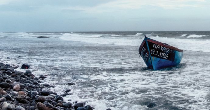 Copertina di Barche migranti,  i relitti un pericolo per l’ambiente