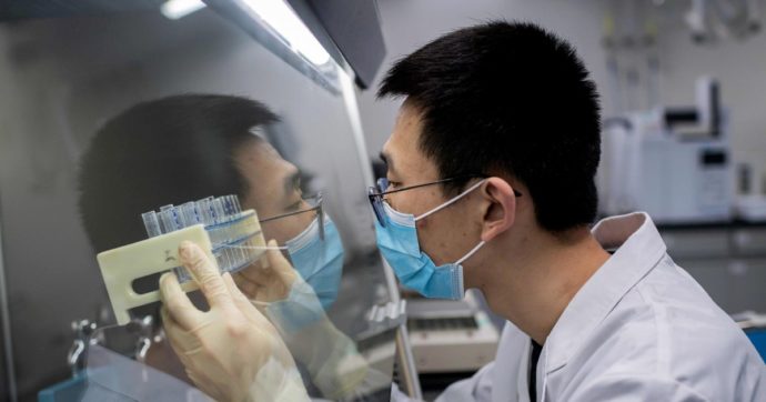 “Covid: un mix letale di virus creato da esercito e scienziati”