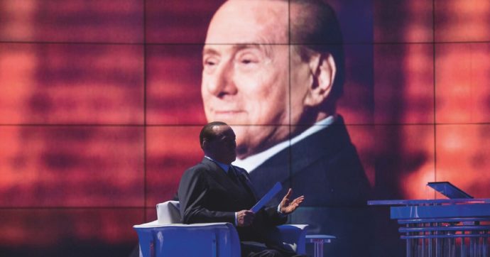 Il lutto della Costituzione: dopo la beatificazione, troveremo le “piazze Berlusconi”