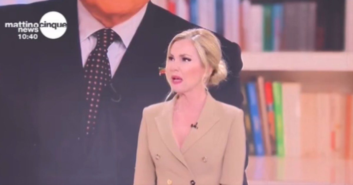 Silvio Berlusconi morto, le lacrime di Federica Panicucci che non riesce a finire l’annuncio in diretta: “La cosa peggiore da fare per noi di Mediaset”