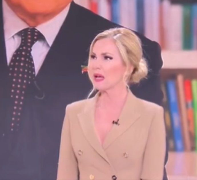 Silvio Berlusconi morto, le lacrime di Federica Panicucci che non riesce a finire l’annuncio in diretta: “La cosa peggiore da fare per noi di Mediaset”