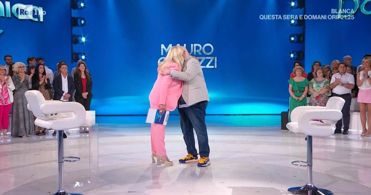 Domenica In, Platinette torna in tv dopo l’ictus: “Viaggio per la prima volta dopo 3 mesi, sono qui per te”. E Mara Venier si commuove