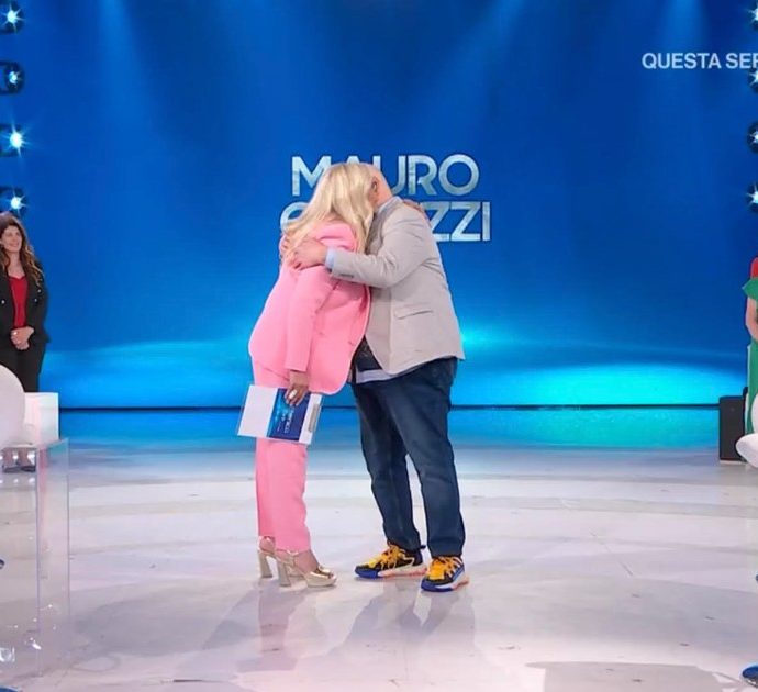 Domenica In, Platinette torna in tv dopo l’ictus: “Viaggio per la prima volta dopo 3 mesi, sono qui per te”. E Mara Venier si commuove