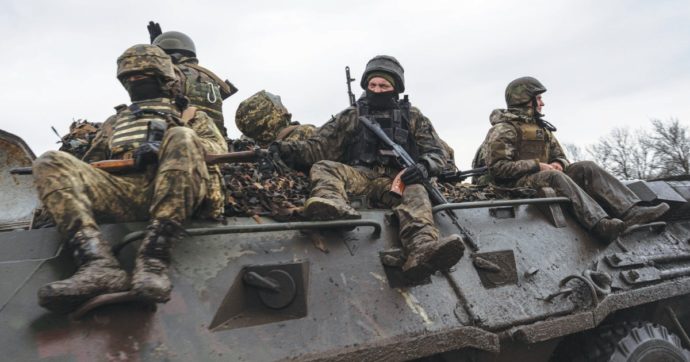 Russia, la diretta – Il cardinale Zuppi al Cremlino per 2 giorni. Kiev: “Non ci servono mediatori”. Mosca trasferisce all’esercito le armi pesanti della Wagner