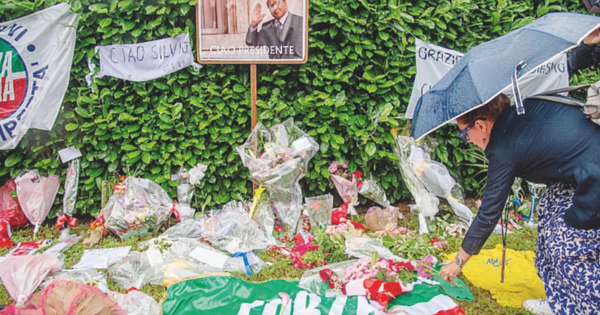 Funerali di Silvio Berlusconi, come seguirli in tv: dallo speciale Tg5 (senza interruzioni pubblicitarie) alle altre reti