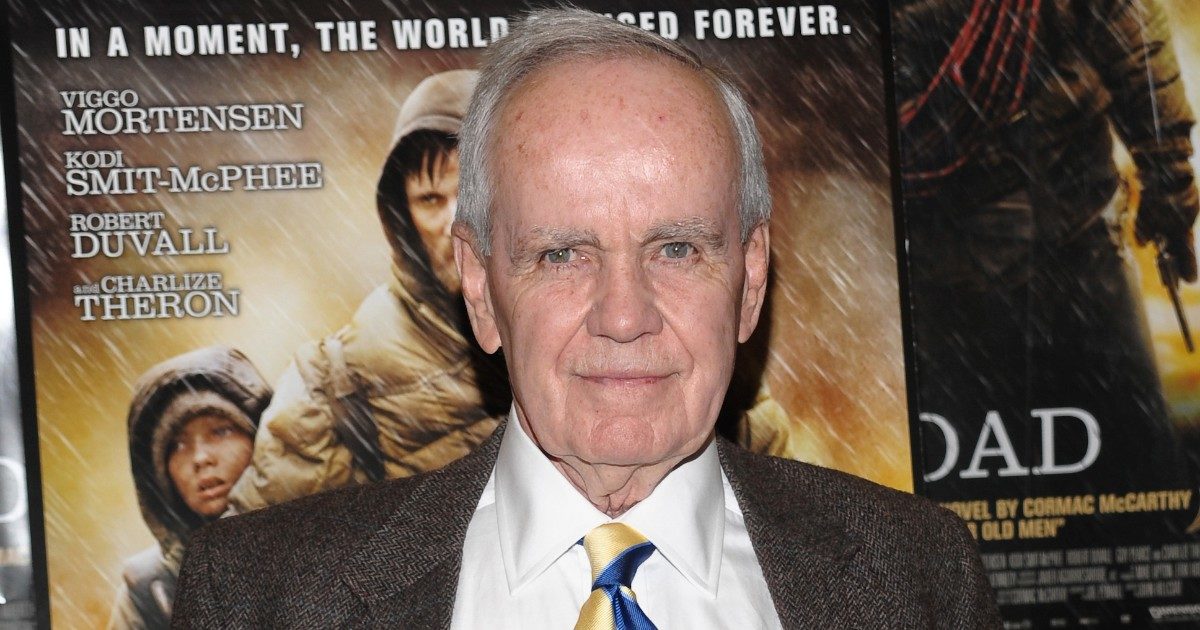 Cormac McCarthy morto, addio allo scrittore di “Non è un paese per vecchi” e “La strada”