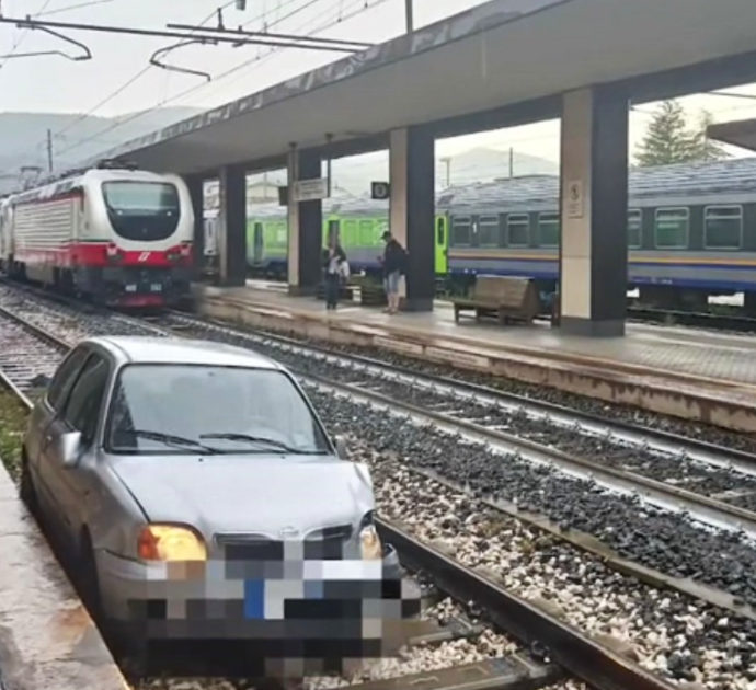 Sfonda la porta della stazione ferroviaria di Fabriano e va a finire con l’auto sul primo binario