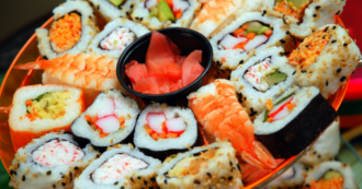 Copertina di 300 euro di sushi per evitare controlli: ai domiciliari un ispettore dell’Asl di Cerignola