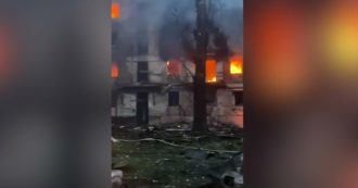 Copertina di Ucraina, le immagini dei bombardamenti a Kryvyi Rih. Zelensky: “Colpiti edifici residenziali. Ci sono morti e feriti”