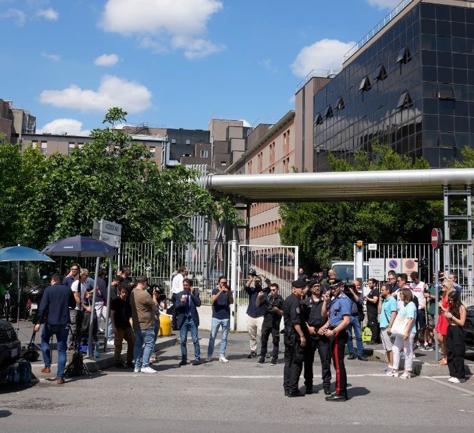 Silvio Berlusconi, troupe del Tg1 derubata mentre è in diretta davanti all’ospedale San Raffaele