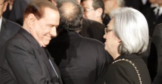 Copertina di Lutto nazionale per Berlusconi, da Montanari a Rosy Bindi monta la polemica. Ex presidente Pd: “Scelta inopportuna”. E Renzi l’attacca