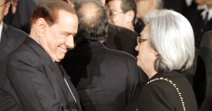 Lutto nazionale per Berlusconi, da Montanari a Rosy Bindi monta la polemica. Ex presidente Pd: “Scelta inopportuna”. E Renzi l’attacca
