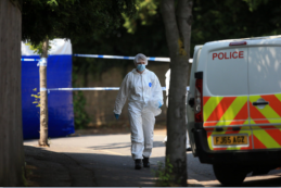 Copertina di Attacco multiplo a Nottingham: “Tre persone uccise a coltellate, altre travolte da un van”. Indaga anche l’antiterrorismo