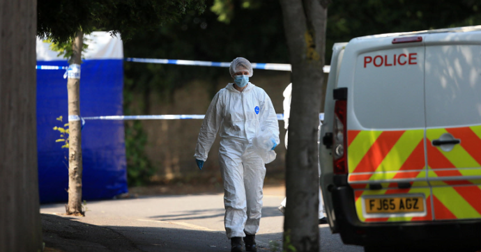Attacco multiplo a Nottingham: “Tre persone uccise a coltellate, altre travolte da un van”. Indaga anche l’antiterrorismo